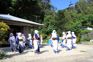 湯湾釜のトネヤ前の踊り