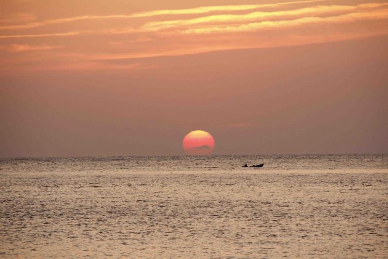 夕日が美しい国直海岸