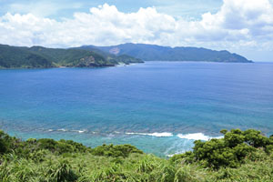 宮古崎から浦内湾をのぞむ