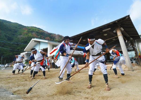 棒踊りを披露する男性たち