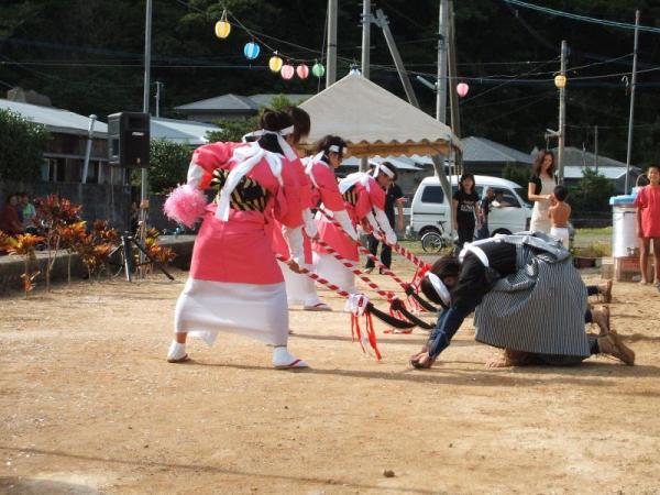 なぎなた踊りを披露する女性たち